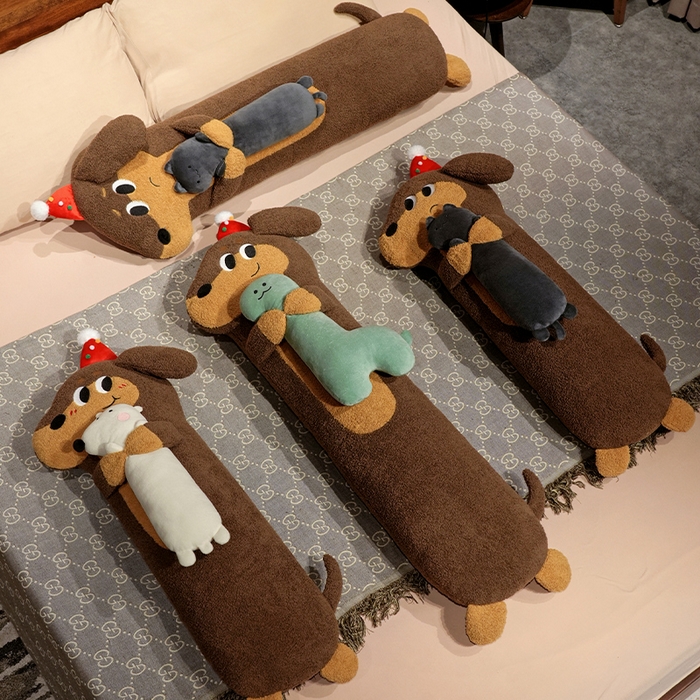 91家纺网 家纺一手货源 找家纺 仟亿莱 2025春夏新款抱娃腊肠狗长条睡觉抱枕 组合图仅供参考