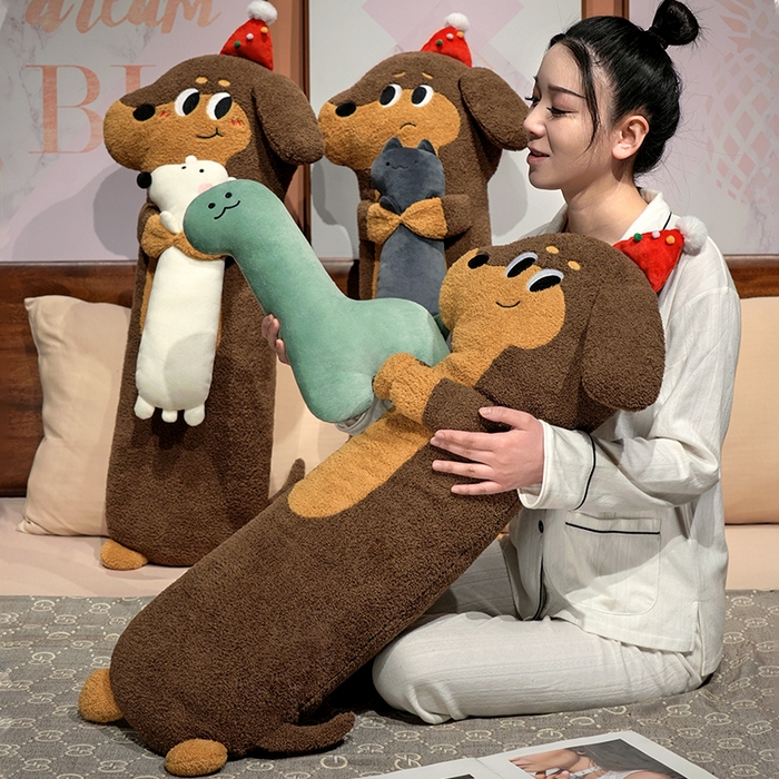 91家纺网 家纺一手货源 找家纺 仟亿莱 2025春夏新款抱娃腊肠狗长条睡觉抱枕 组合图仅供参考