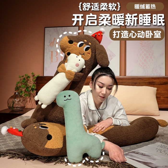 91家纺网 家纺一手货源 找家纺 仟亿莱 2025春夏新款抱娃腊肠狗长条睡觉抱枕 组合图仅供参考