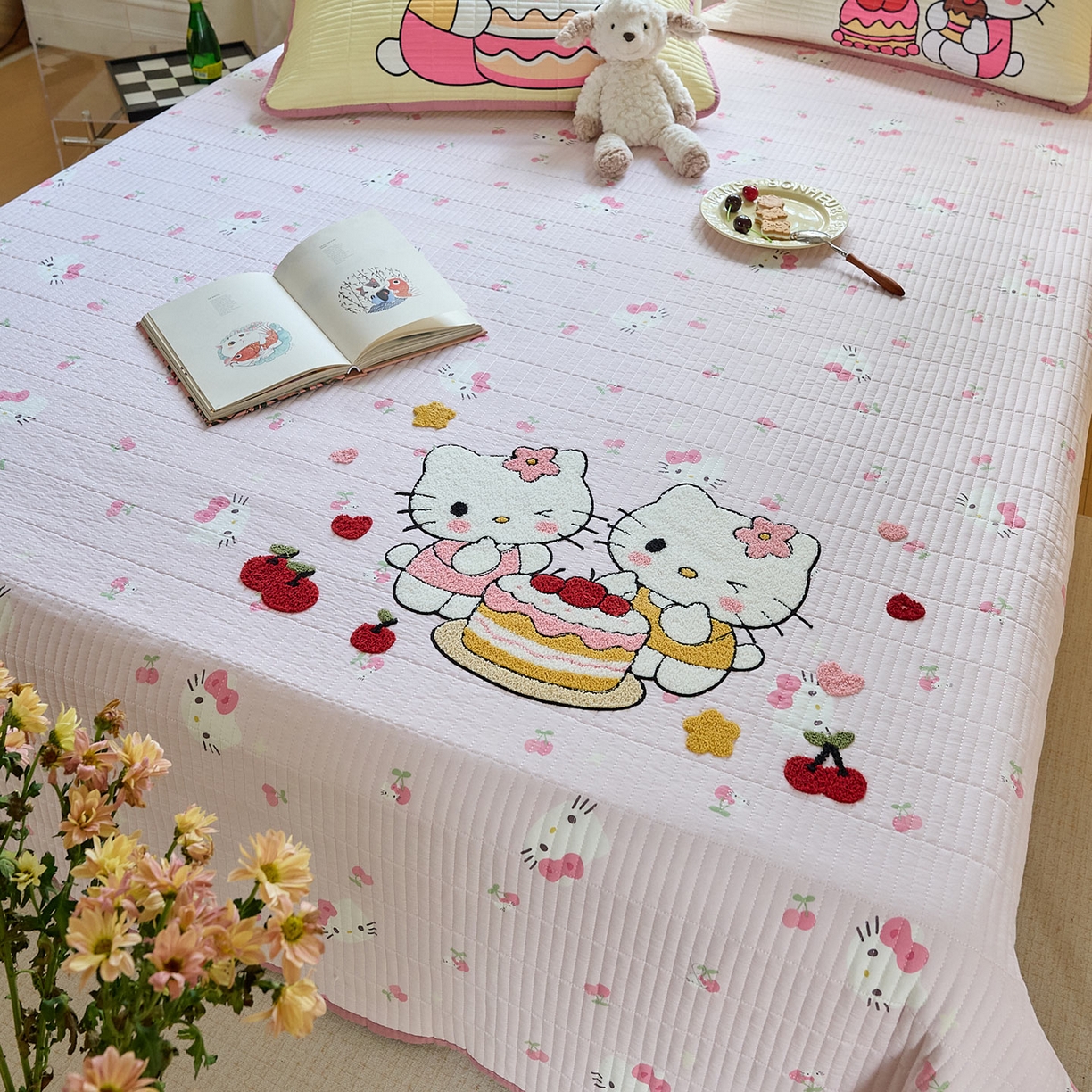 91家纺网 家纺一手货源 找家纺 鑫喜莱家纺 2025新款毛巾绣云朵棉床盖三件套 蛋糕猫咪