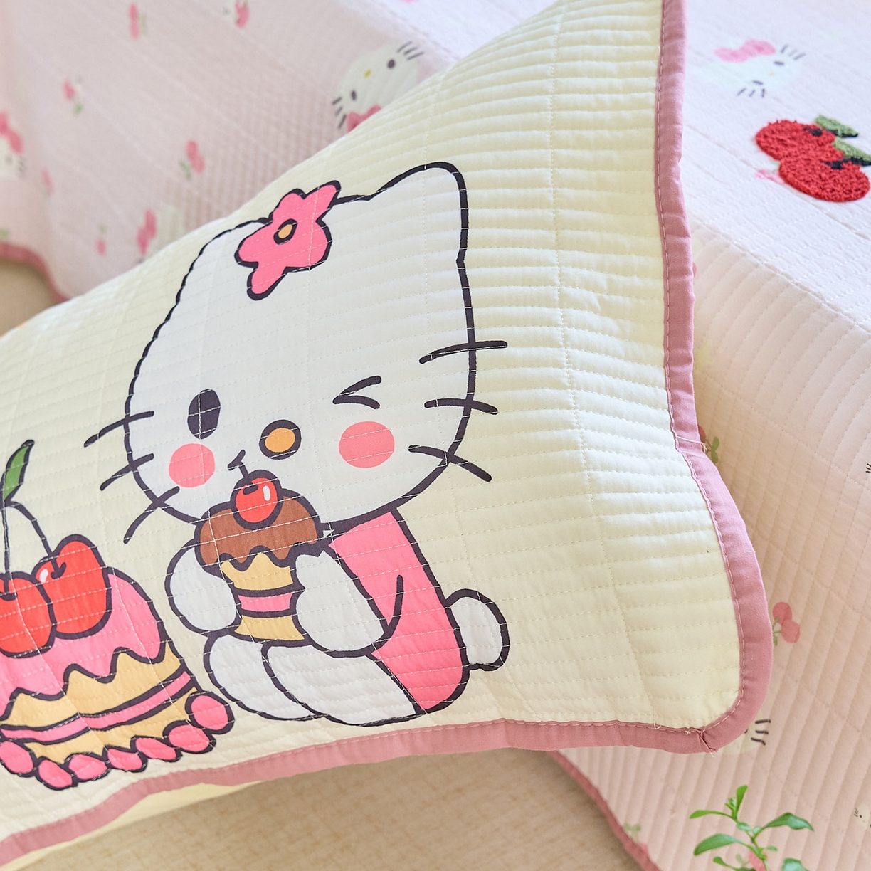 91家纺网 家纺一手货源 找家纺 鑫喜莱家纺 2025新款毛巾绣云朵棉床盖三件套 蛋糕猫咪