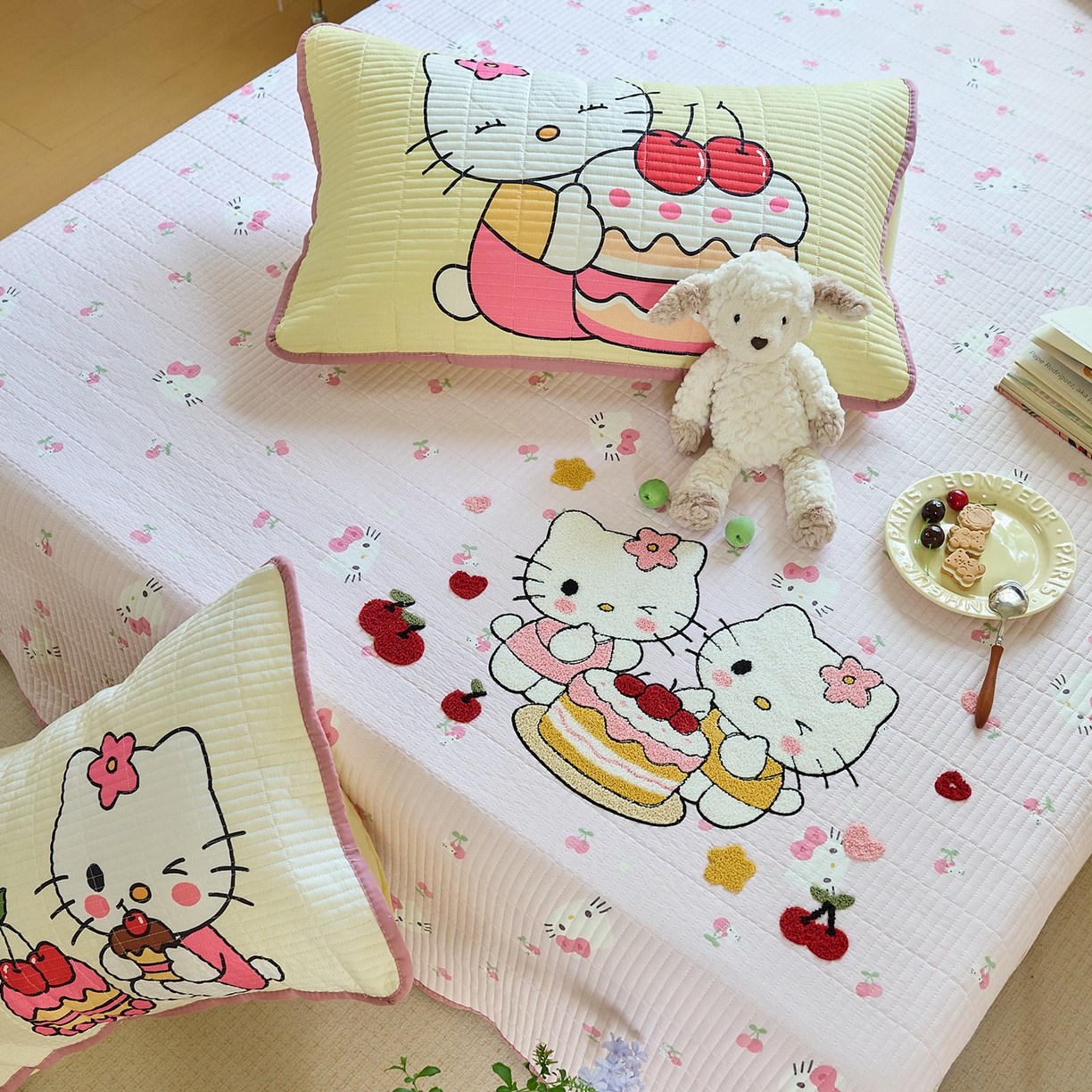 91家纺网 家纺一手货源 找家纺 鑫喜莱家纺 2025新款毛巾绣云朵棉床盖三件套 蛋糕猫咪