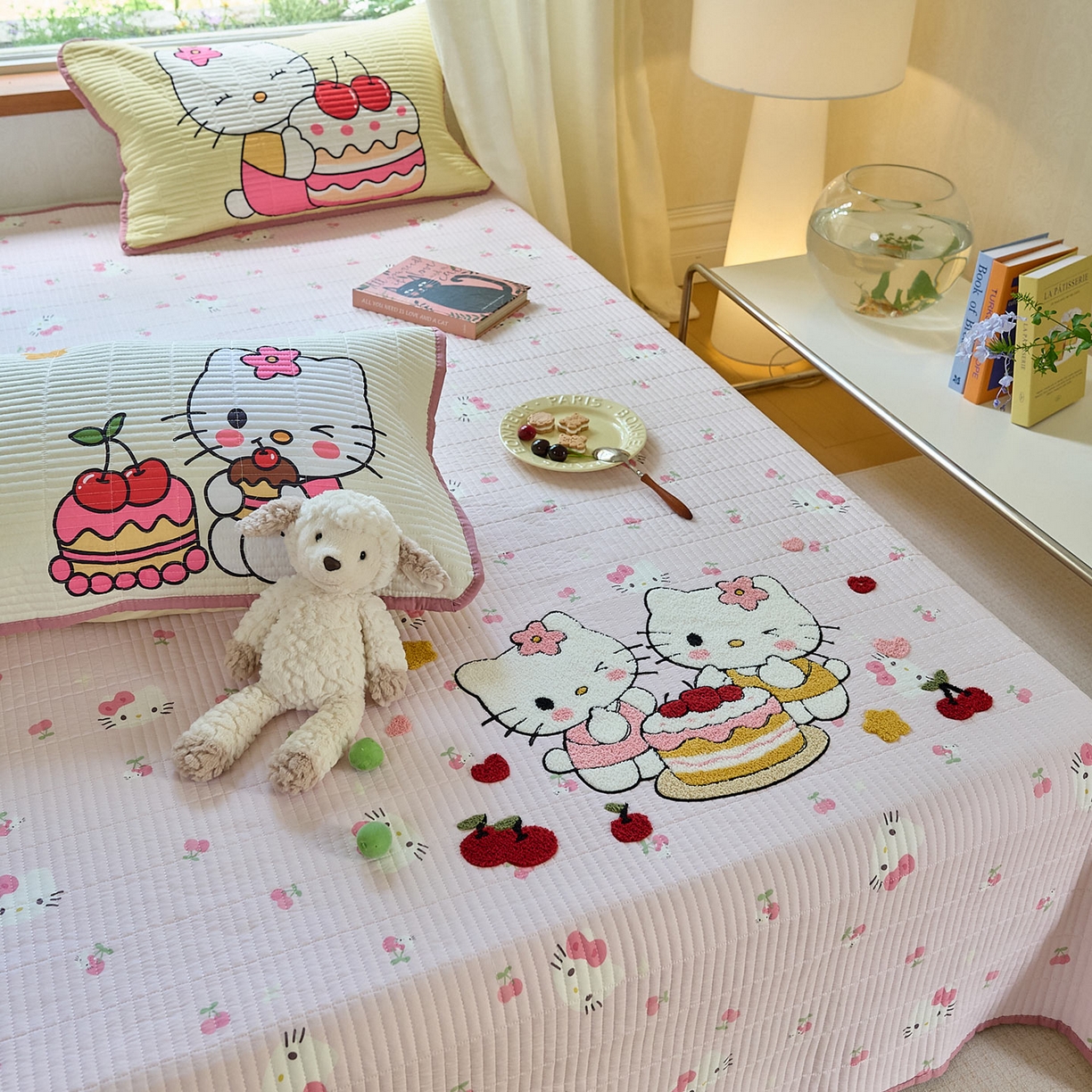 91家纺网 家纺一手货源 找家纺 鑫喜莱家纺 2025新款毛巾绣云朵棉床盖三件套 蛋糕猫咪