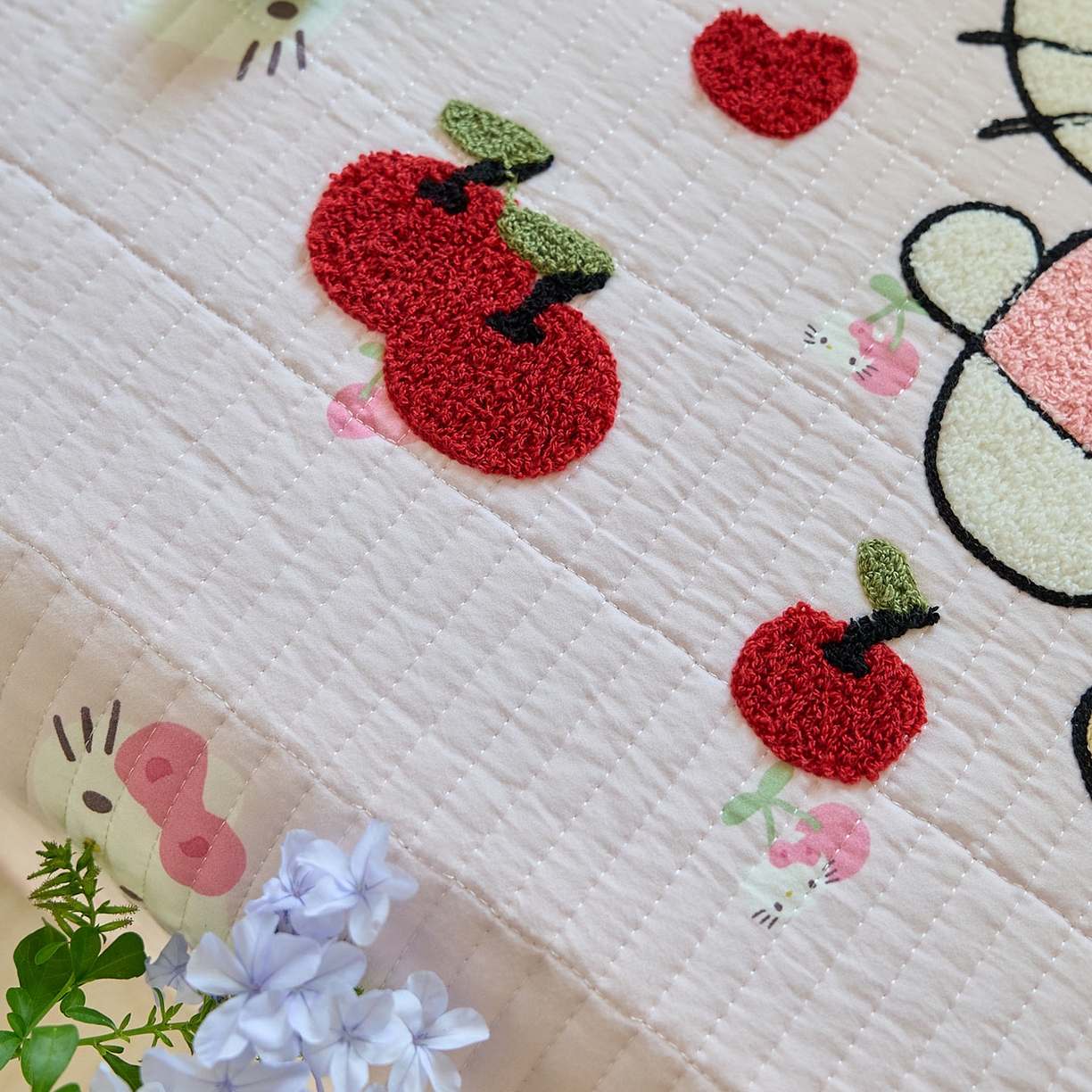 91家纺网 家纺一手货源 找家纺 鑫喜莱家纺 2025新款毛巾绣云朵棉床盖三件套 蛋糕猫咪