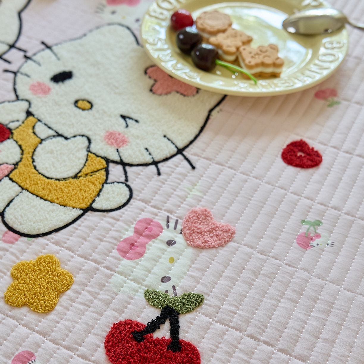 91家纺网 家纺一手货源 找家纺 鑫喜莱家纺 2025新款毛巾绣云朵棉床盖三件套 蛋糕猫咪