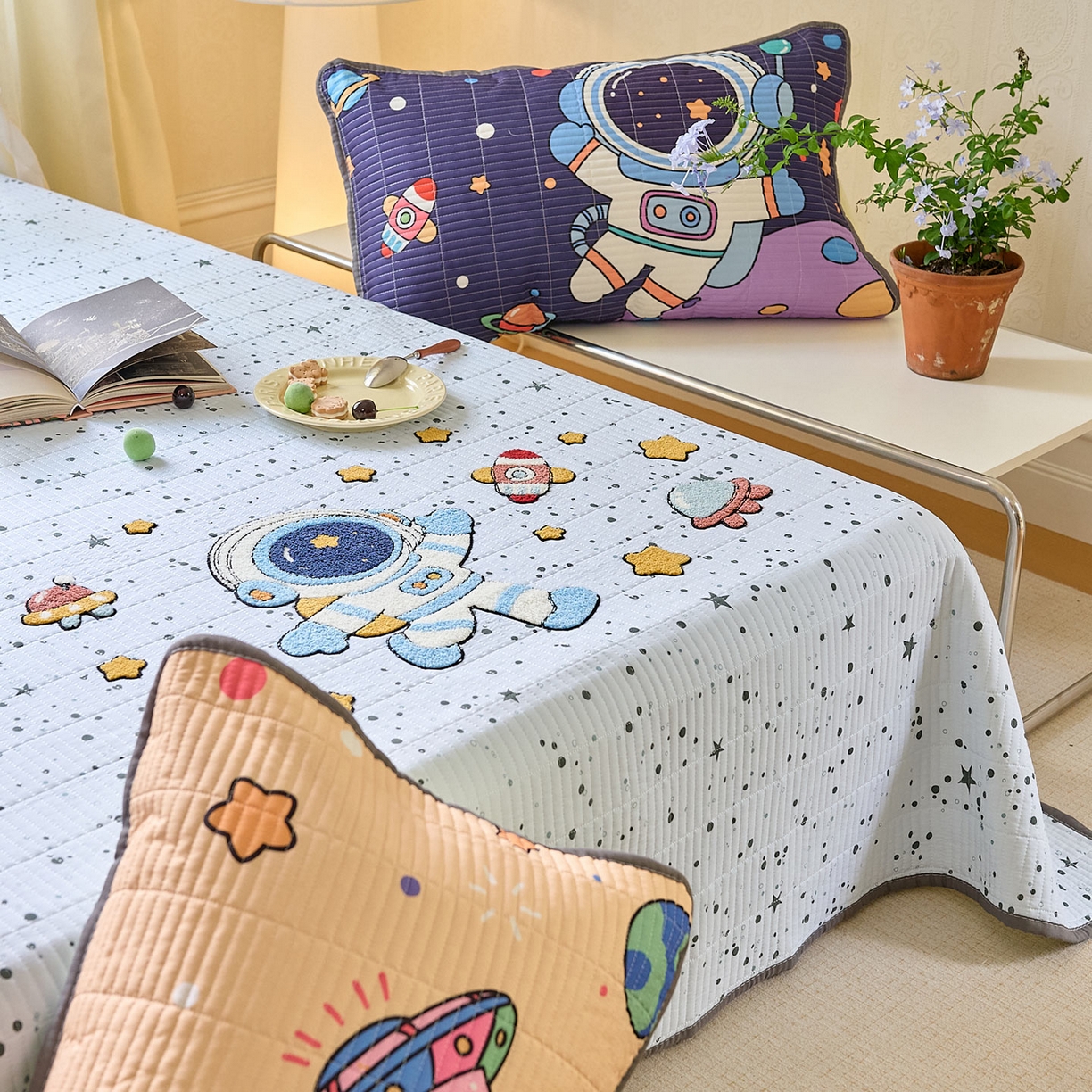 91家纺网 家纺一手货源 找家纺 鑫喜莱家纺 2025新款毛巾绣云朵棉床盖三件套 太空漫步