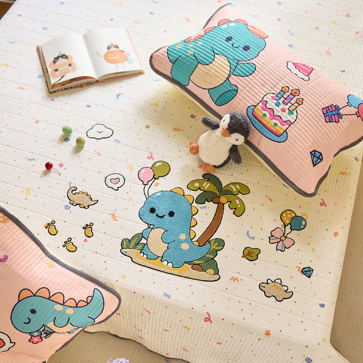 91家纺网 家纺一手货源 找家纺 鑫喜莱家纺 2025新款毛巾绣云朵棉床盖三件套 椰岛恐龙