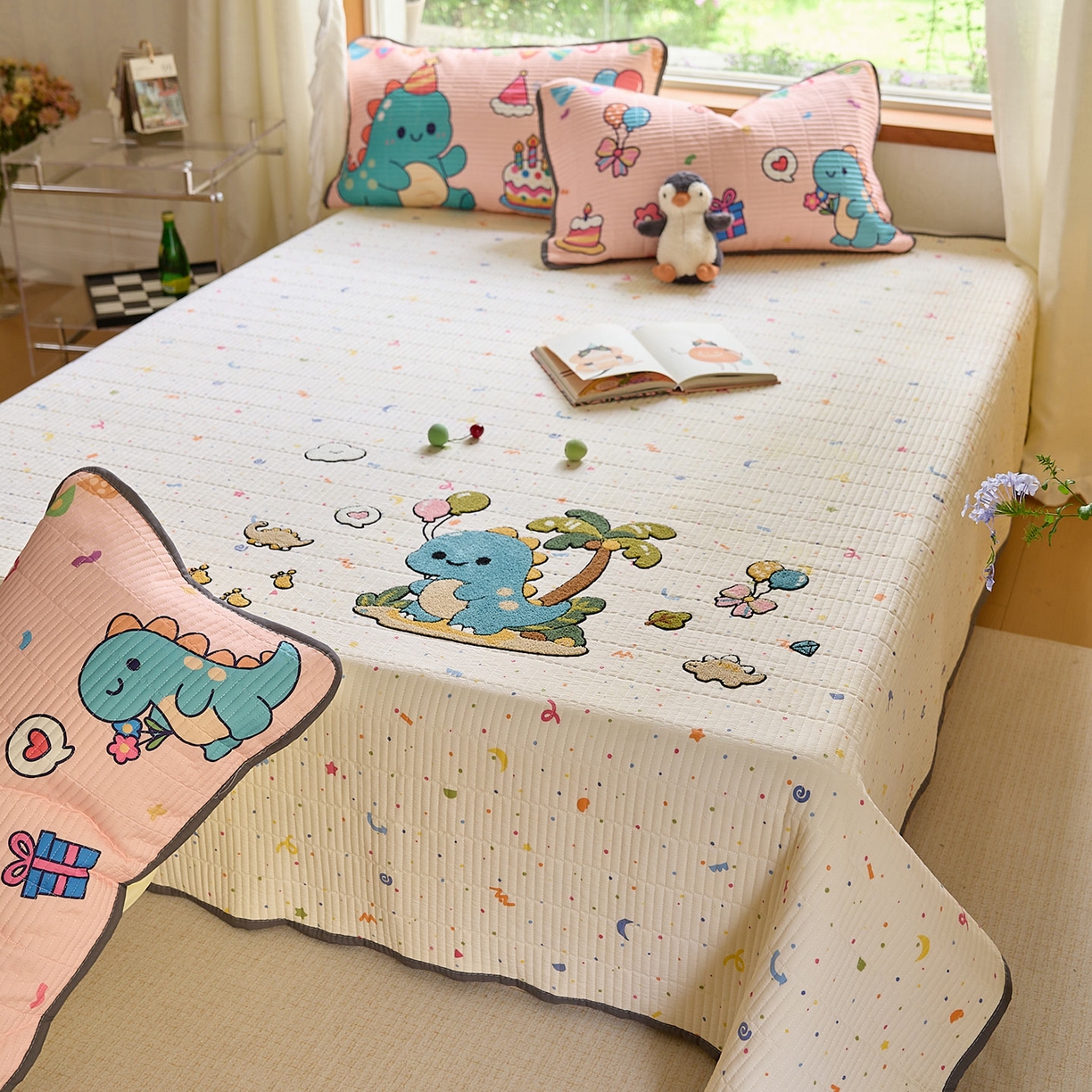 91家纺网 家纺一手货源 找家纺 鑫喜莱家纺 2025新款毛巾绣云朵棉床盖三件套 椰岛恐龙