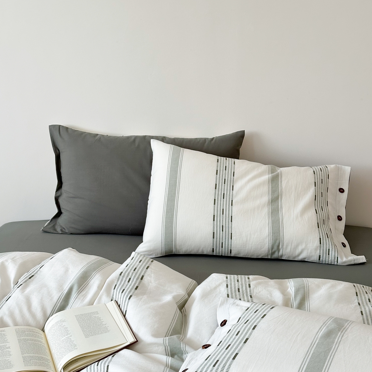 91家纺网 家纺一手货源 找家纺 曼布缇 2025新款全棉色织提花水洗棉四件套套件（券后控价268/288,308起） 格调-军绿