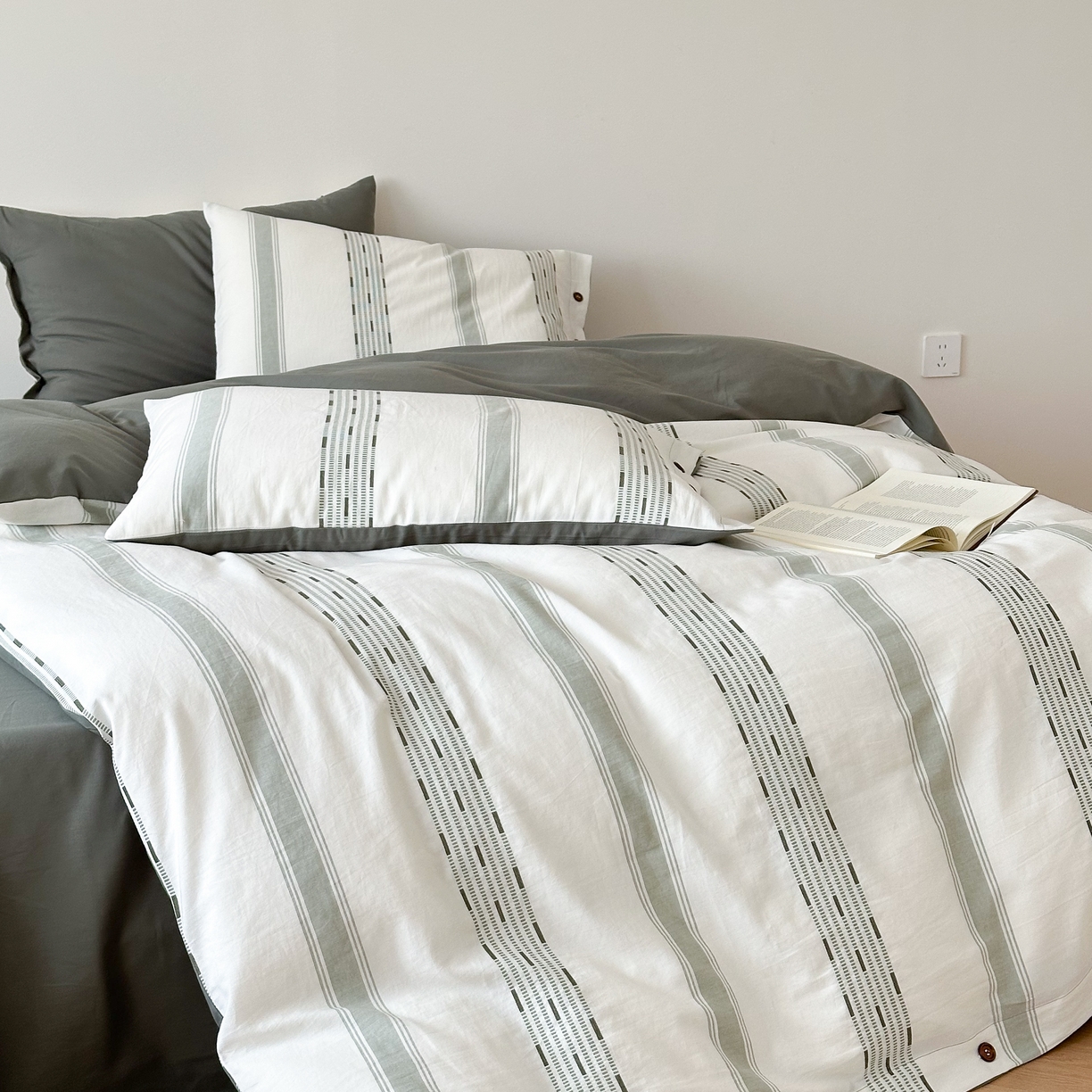 91家纺网 家纺一手货源 找家纺 曼布缇 2025新款全棉色织提花水洗棉四件套套件（券后控价268/288,308起） 格调-军绿