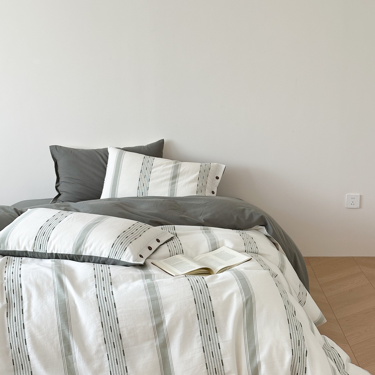 91家纺网 家纺一手货源 找家纺 曼布缇 2025新款全棉色织提花水洗棉四件套套件（券后控价268/288,308起） 格调-军绿