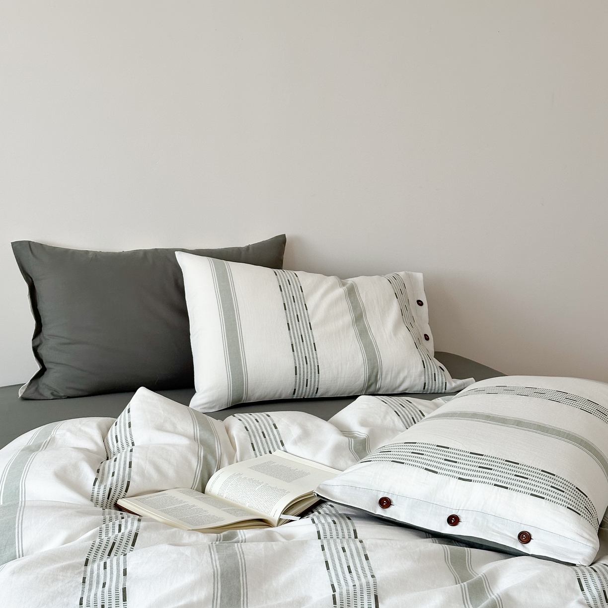 91家纺网 家纺一手货源 找家纺 曼布缇 2025新款全棉色织提花水洗棉四件套套件（券后控价268/288,308起） 格调-军绿