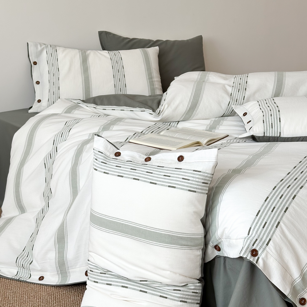 91家纺网 家纺一手货源 找家纺 曼布缇 2025新款全棉色织提花水洗棉四件套套件（券后控价268/288,308起） 格调-军绿