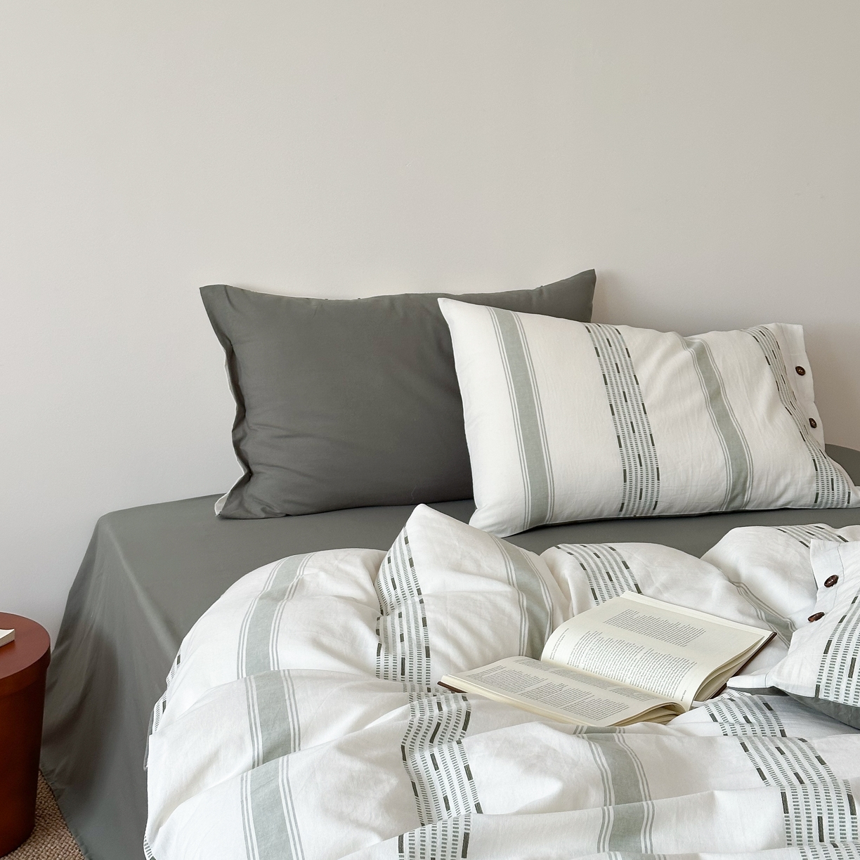 91家纺网 家纺一手货源 找家纺 曼布缇 2025新款全棉色织提花水洗棉四件套套件（券后控价268/288,308起） 格调-军绿