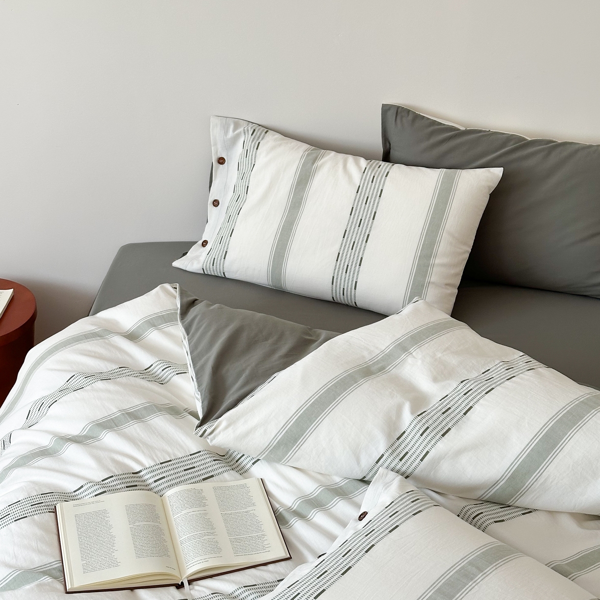 91家纺网 家纺一手货源 找家纺 曼布缇 2025新款全棉色织提花水洗棉四件套套件（券后控价268/288,308起） 格调-军绿