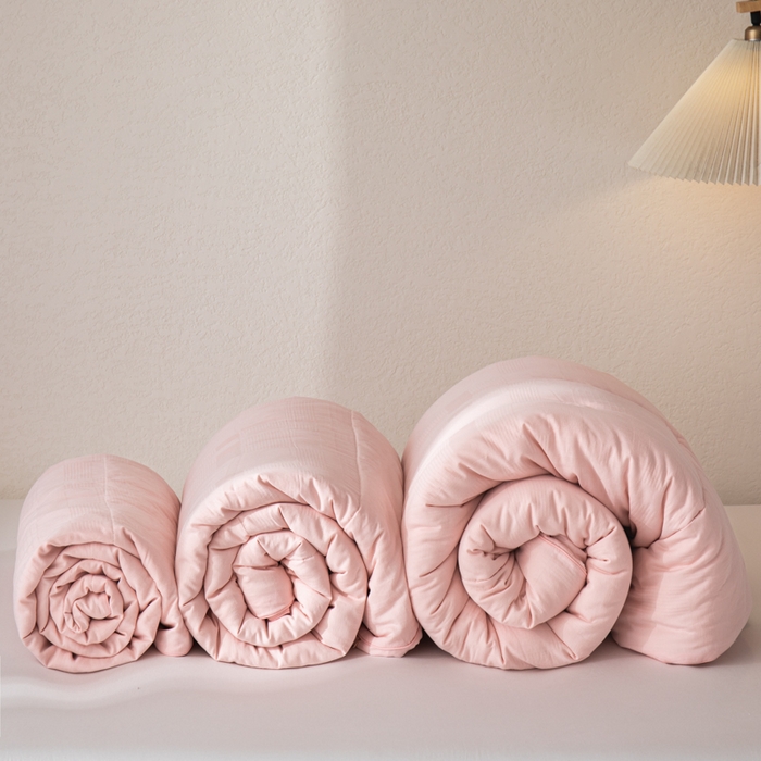 91家纺网 家纺一手货源 找家纺 鸣升家纺 2025新款四季款全棉大豆被 菽菽木兰-粉