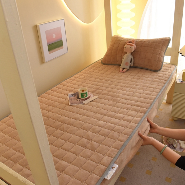 91家纺网 家纺一手货源 找家纺 水妙家纺 2024新款加厚200克A类牛奶绒夹棉床笠纯色素色大学生宿舍床垫保护套学生上下铺 扭花格-驼色