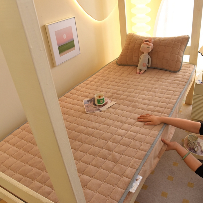 91家纺网 家纺一手货源 找家纺 水妙家纺 2024新款加厚200克A类牛奶绒夹棉床笠纯色素色大学生宿舍床垫保护套学生上下铺 扭花格-驼色