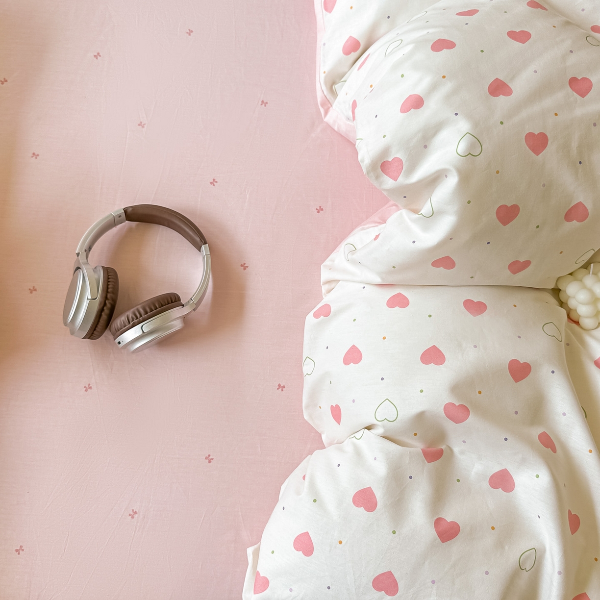 91家纺网 家纺一手货源 找家纺 芙绣家纺 2025新款A类全棉小清新印花单被套单枕套学生单品系列 爱心粉