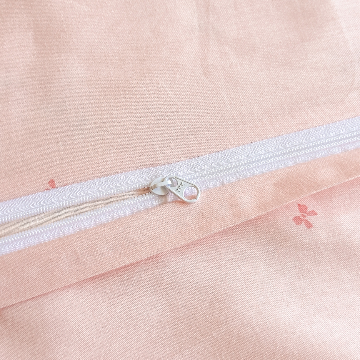 91家纺网 家纺一手货源 找家纺 芙绣家纺 2025新款A类全棉小清新印花单被套单枕套学生单品系列 爱心粉