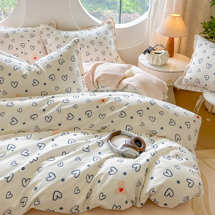 91家纺网 家纺一手货源 找家纺 芙绣家纺 2025新款A类全棉小清新印花单被套单枕套学生单品系列 爱心小熊