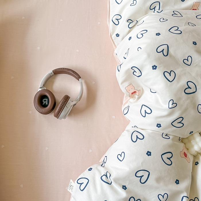 91家纺网 家纺一手货源 找家纺 芙绣家纺 2025新款A类全棉小清新印花单被套单枕套学生单品系列 爱心小熊