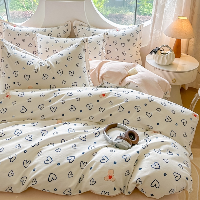 91家纺网 家纺一手货源 找家纺 芙绣家纺 2025新款A类全棉小清新印花单被套单枕套学生单品系列 爱心小熊