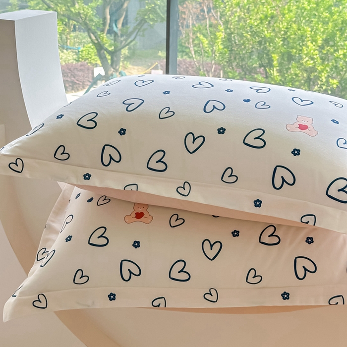 91家纺网 家纺一手货源 找家纺 芙绣家纺 2025新款A类全棉小清新印花单被套单枕套学生单品系列 爱心小熊