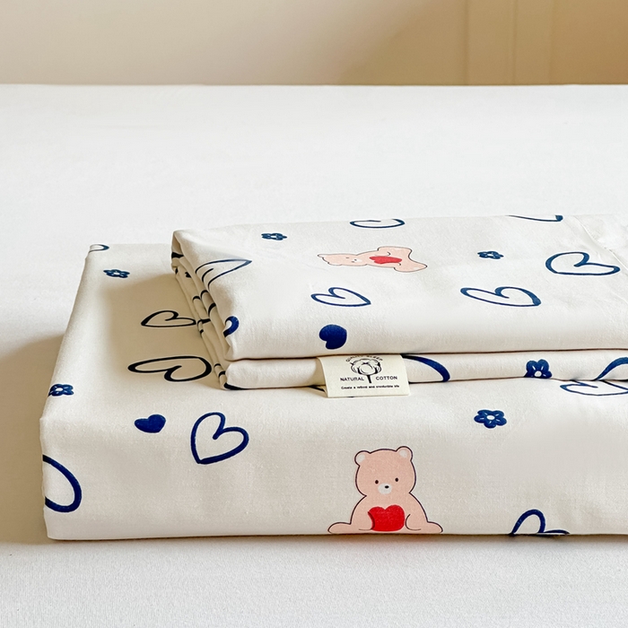 91家纺网 家纺一手货源 找家纺 芙绣家纺 2025新款A类全棉小清新印花单被套单枕套学生单品系列 爱心小熊