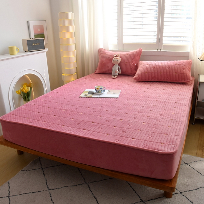 91家纺网 家纺一手货源 找家纺 （总）水妙家纺 2024秋冬保暖200克A类牛奶绒刺绣加厚夹棉床笠三件套纯色素色床罩大床款床垫保护罩