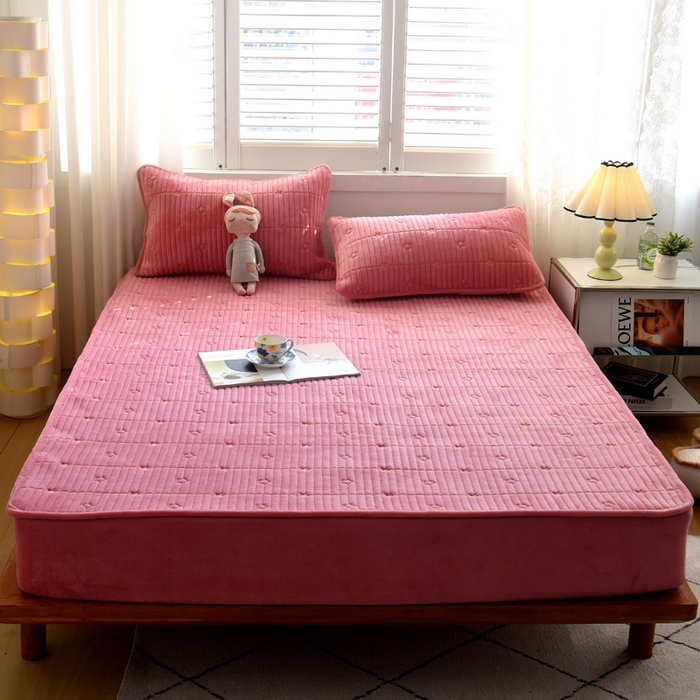 91家纺网 家纺一手货源 找家纺 （总）水妙家纺 2024秋冬保暖200克A类牛奶绒刺绣加厚夹棉床笠三件套纯色素色床罩大床款床垫保护罩