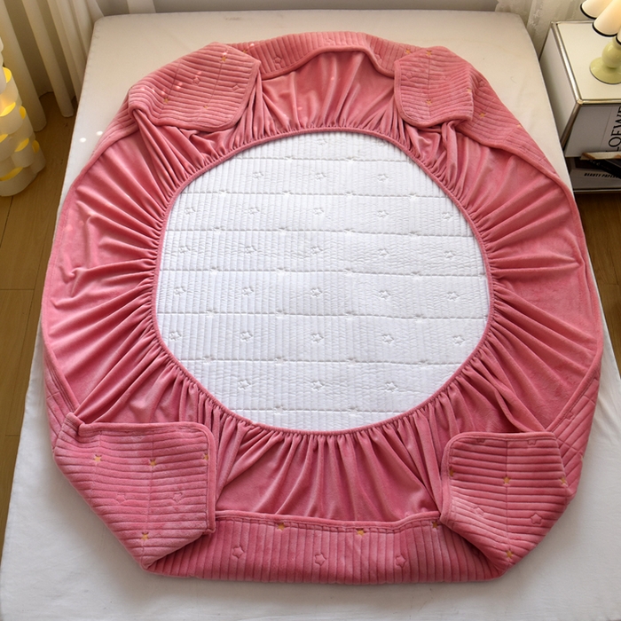 91家纺网 家纺一手货源 找家纺 （总）水妙家纺 2024秋冬保暖200克A类牛奶绒刺绣加厚夹棉床笠三件套纯色素色床罩大床款床垫保护罩