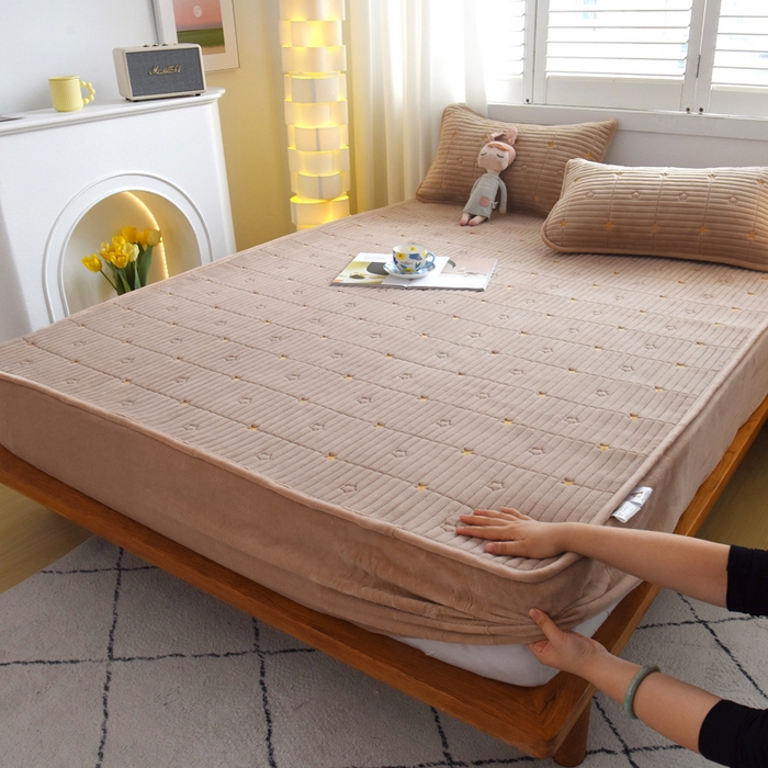 91家纺网 家纺一手货源 找家纺 （总）水妙家纺 2024秋冬保暖200克A类牛奶绒刺绣加厚夹棉床笠三件套纯色素色床罩大床款床垫保护罩