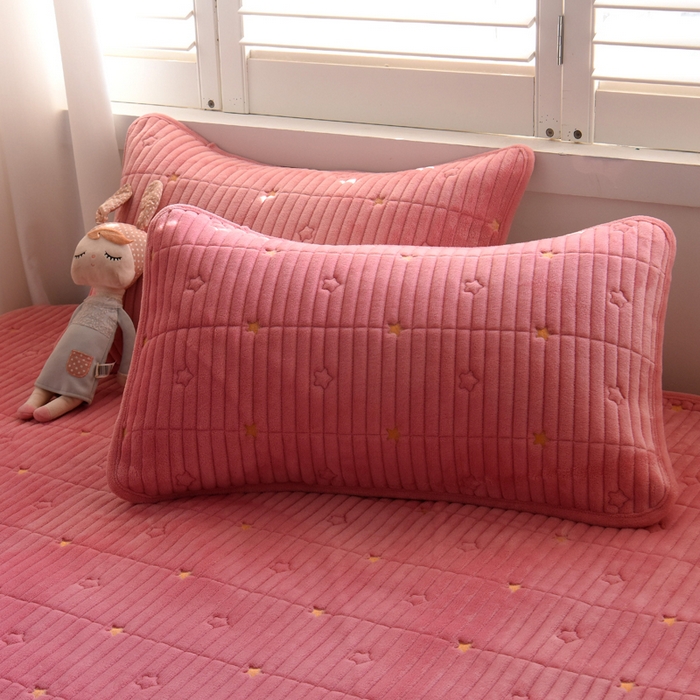 91家纺网 家纺一手货源 找家纺 （总）水妙家纺 2024秋冬保暖200克A类牛奶绒刺绣加厚夹棉床笠三件套纯色素色床罩大床款床垫保护罩