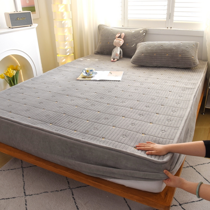 91家纺网 家纺一手货源 找家纺 （总）水妙家纺 2024秋冬保暖200克A类牛奶绒刺绣加厚夹棉床笠三件套纯色素色床罩大床款床垫保护罩