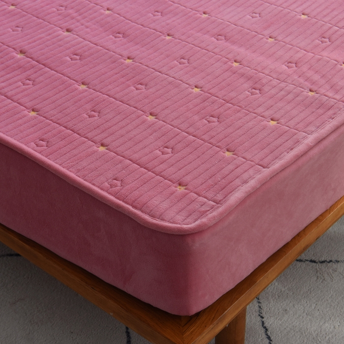 91家纺网 家纺一手货源 找家纺 （总）水妙家纺 2024秋冬保暖200克A类牛奶绒刺绣加厚夹棉床笠三件套纯色素色床罩大床款床垫保护罩