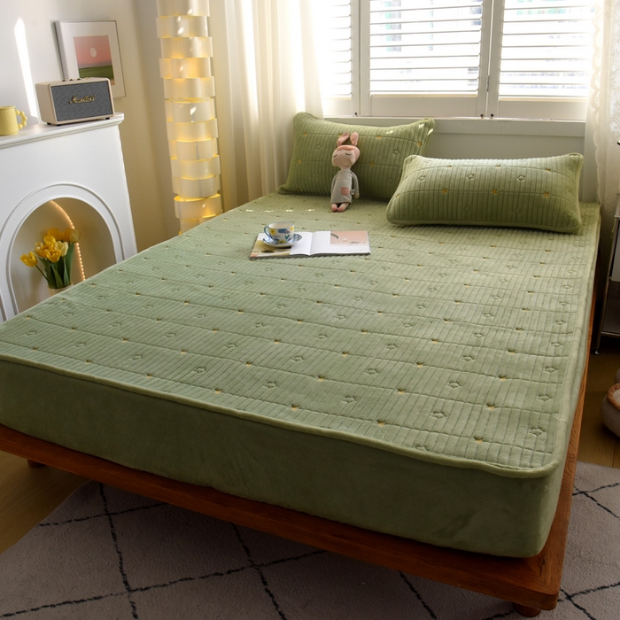 91家纺网 家纺一手货源 找家纺 水妙家纺 2024秋冬保暖200克A类牛奶绒刺绣加厚夹棉床笠三件套纯色素色床罩大床款床垫保护罩 五星之家-抹茶绿