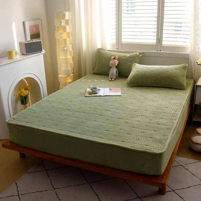 91家纺网 家纺一手货源 找家纺 水妙家纺 2024秋冬保暖200克A类牛奶绒刺绣加厚夹棉床笠三件套纯色素色床罩大床款床垫保护罩 五星之家-抹茶绿