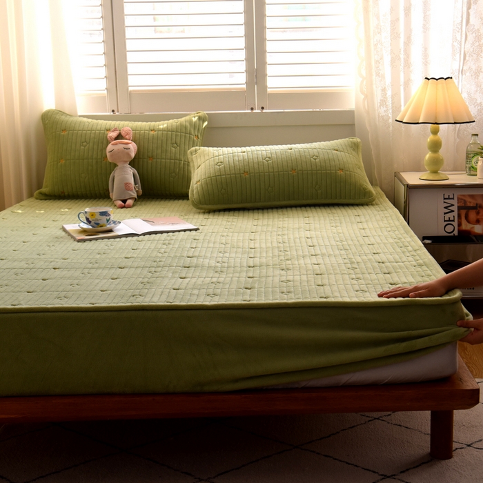 91家纺网 家纺一手货源 找家纺 水妙家纺 2024秋冬保暖200克A类牛奶绒刺绣加厚夹棉床笠三件套纯色素色床罩大床款床垫保护罩 五星之家-抹茶绿