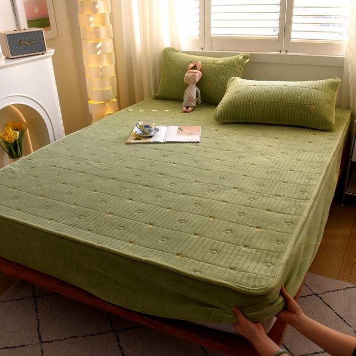 91家纺网 家纺一手货源 找家纺 水妙家纺 2024秋冬保暖200克A类牛奶绒刺绣加厚夹棉床笠三件套纯色素色床罩大床款床垫保护罩 五星之家-抹茶绿
