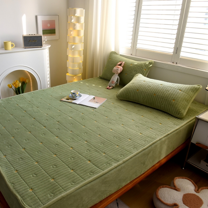 91家纺网 家纺一手货源 找家纺 水妙家纺 2024秋冬保暖200克A类牛奶绒刺绣加厚夹棉床笠三件套纯色素色床罩大床款床垫保护罩 五星之家-抹茶绿
