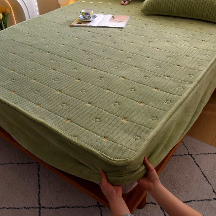 91家纺网 家纺一手货源 找家纺 水妙家纺 2024秋冬保暖200克A类牛奶绒刺绣加厚夹棉床笠三件套纯色素色床罩大床款床垫保护罩 五星之家-抹茶绿