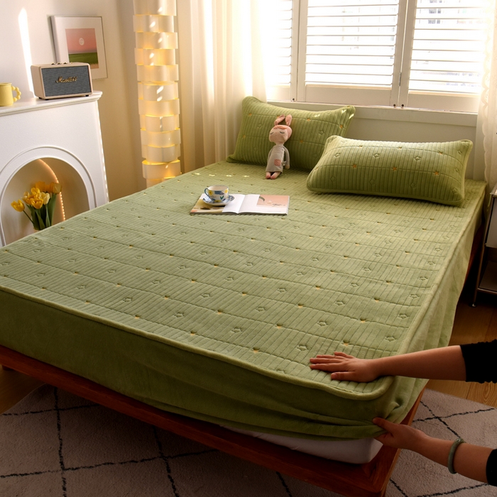 水妙家纺 2024秋冬保暖200克A类牛奶绒刺绣加厚夹棉床笠三件套纯色素色床罩大床款床垫保护罩 五星之家-抹茶绿