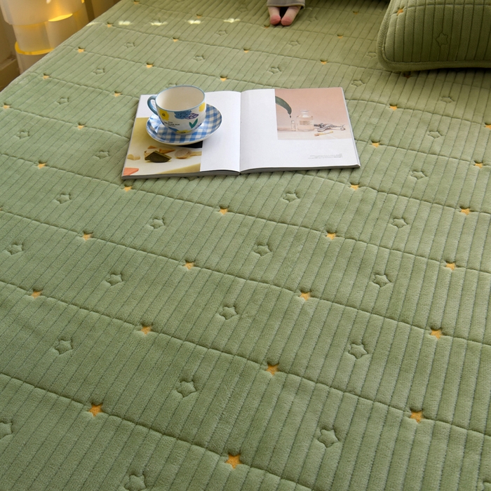 91家纺网 家纺一手货源 找家纺 水妙家纺 2024秋冬保暖200克A类牛奶绒刺绣加厚夹棉床笠三件套纯色素色床罩大床款床垫保护罩 五星之家-抹茶绿