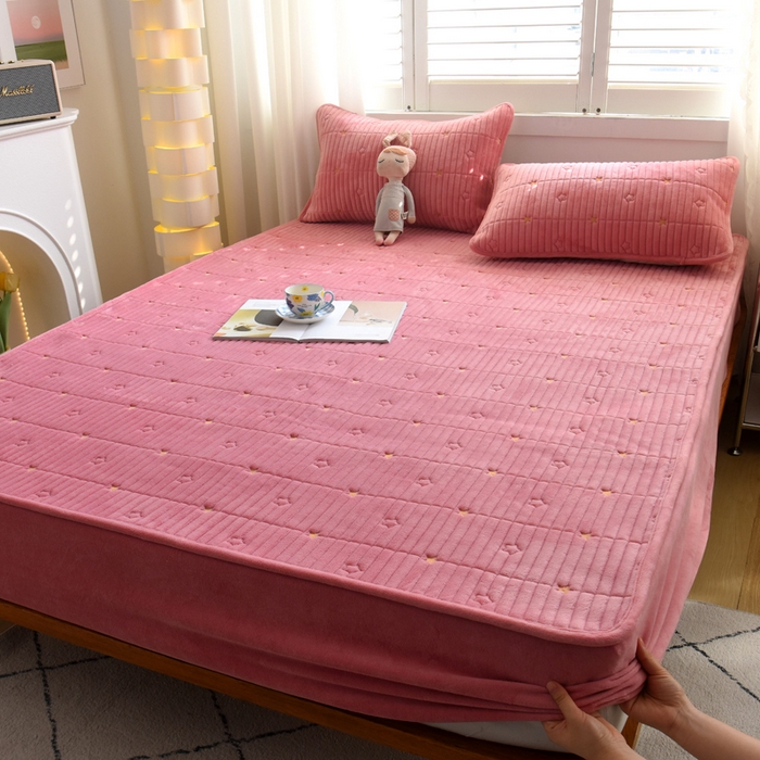 91家纺网 家纺一手货源 找家纺 水妙家纺 2024秋冬保暖200克A类牛奶绒刺绣加厚夹棉床笠三件套纯色素色床罩大床款床垫保护罩 五星之家-豆沙粉