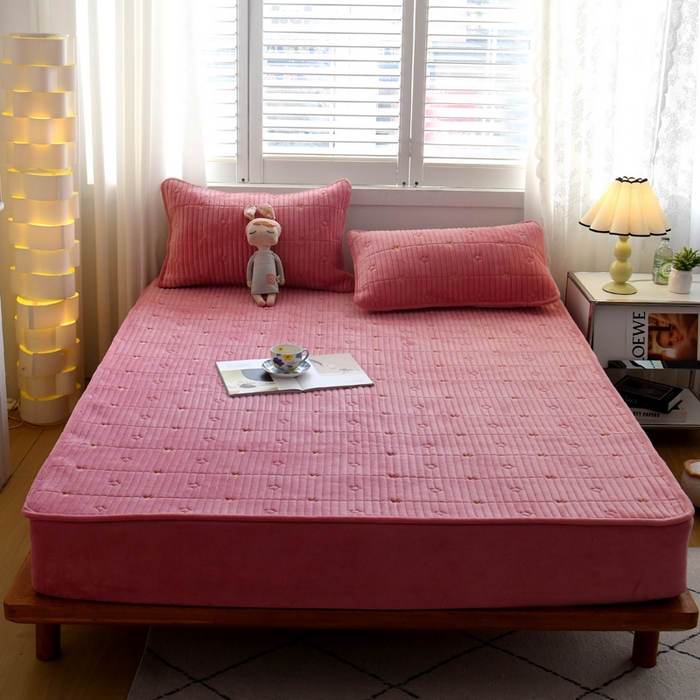 91家纺网 家纺一手货源 找家纺 水妙家纺 2024秋冬保暖200克A类牛奶绒刺绣加厚夹棉床笠三件套纯色素色床罩大床款床垫保护罩 五星之家-豆沙粉