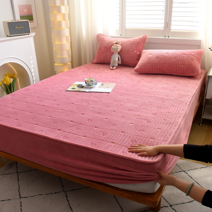 水妙家纺 2024秋冬保暖200克A类牛奶绒刺绣加厚夹棉床笠三件套纯色素色床罩大床款床垫保护罩 五星之家-豆沙粉