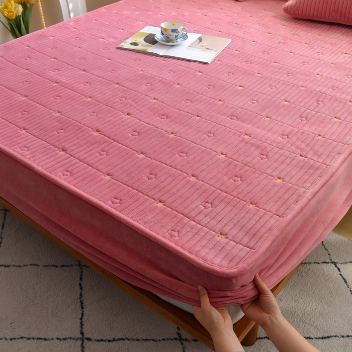 91家纺网 家纺一手货源 找家纺 水妙家纺 2024秋冬保暖200克A类牛奶绒刺绣加厚夹棉床笠三件套纯色素色床罩大床款床垫保护罩 五星之家-豆沙粉