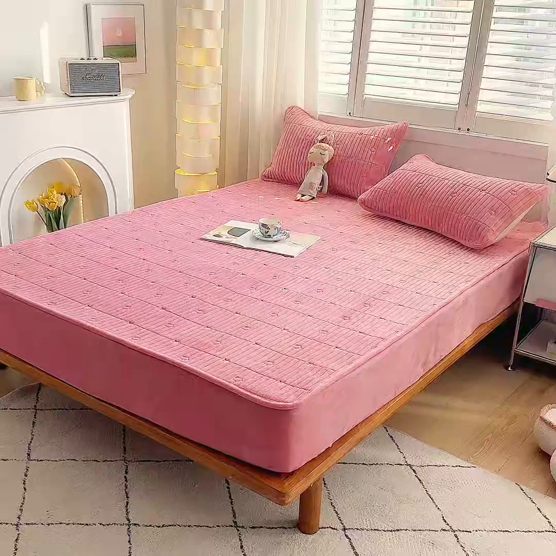 91家纺网 家纺一手货源 找家纺 水妙家纺 2024秋冬保暖200克A类牛奶绒刺绣加厚夹棉床笠三件套纯色素色床罩大床款床垫保护罩 五星之家-豆沙粉