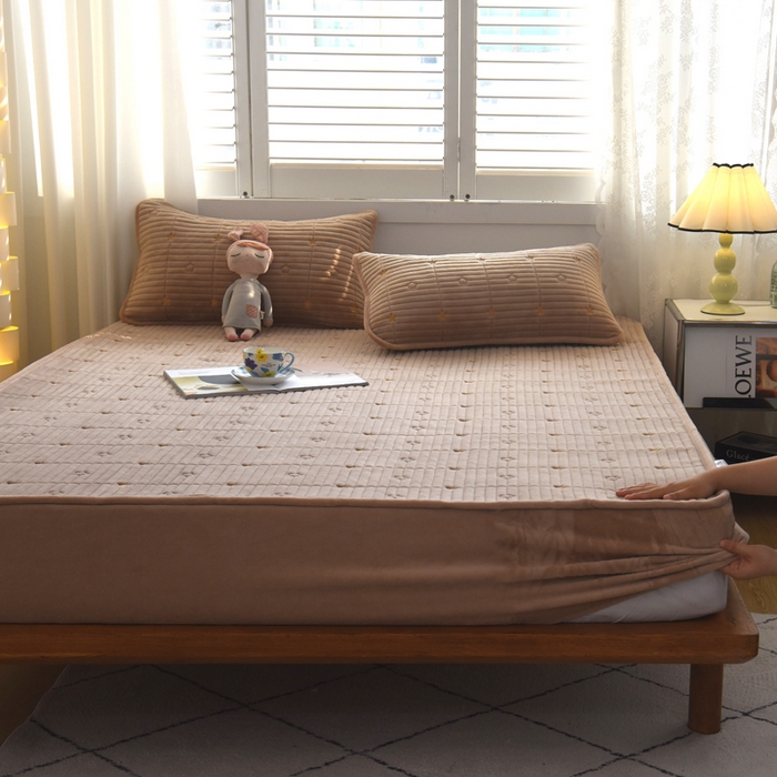 91家纺网 家纺一手货源 找家纺 水妙家纺 2024秋冬保暖200克A类牛奶绒刺绣加厚夹棉床笠三件套纯色素色床罩大床款床垫保护罩 五星之家-可可奶棕